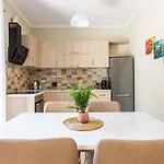 Charm 1, 1br W Kitchen, Parking & Patio شقة ساراندا