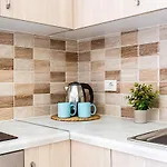 Charm 1, 1br W Kitchen, Parking & Patio شقة ساراندا