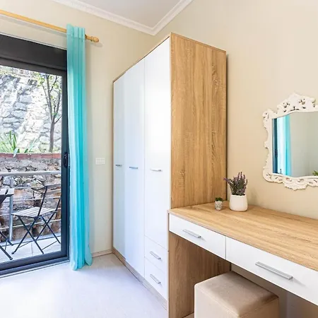 Charm 1, 1br W Kitchen, Parking & Patio Lägenhet *